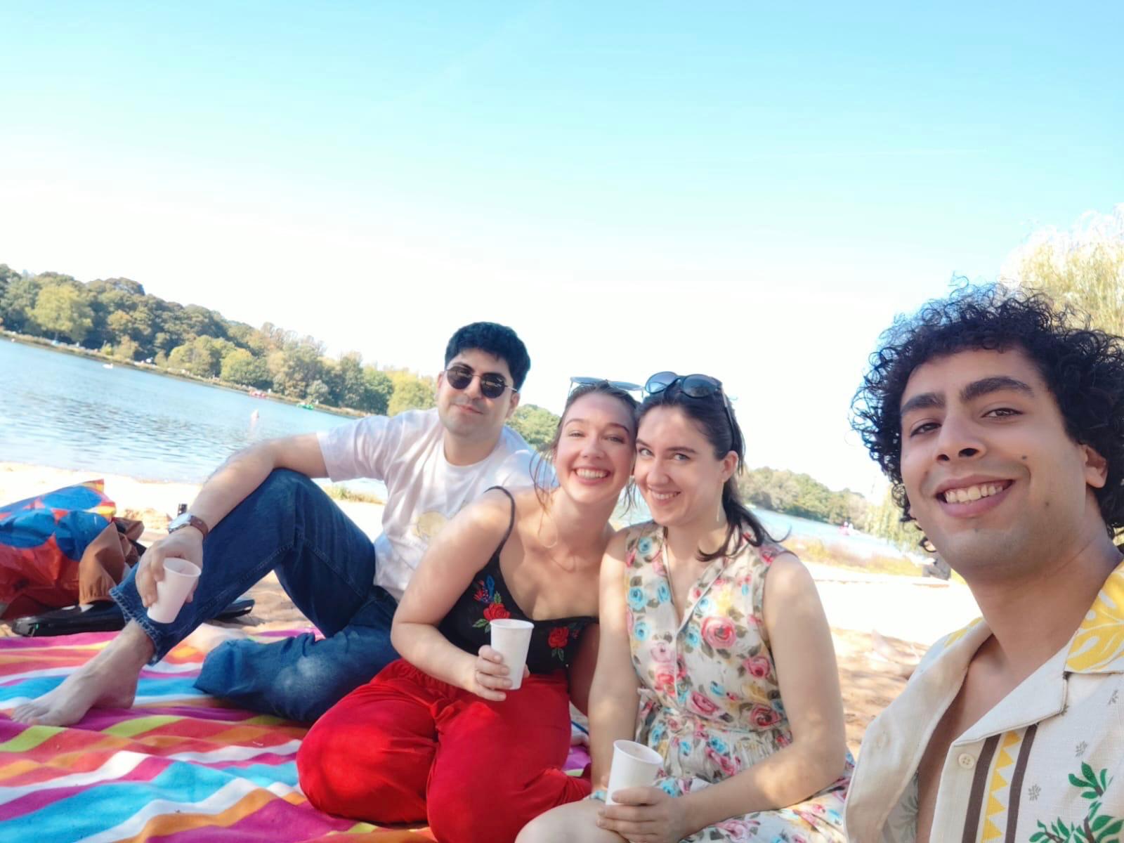 Onur, Pauline, Rosetta und Amin